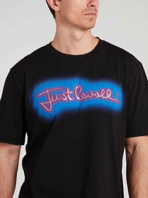 Черная футболка с логотипом и принтом