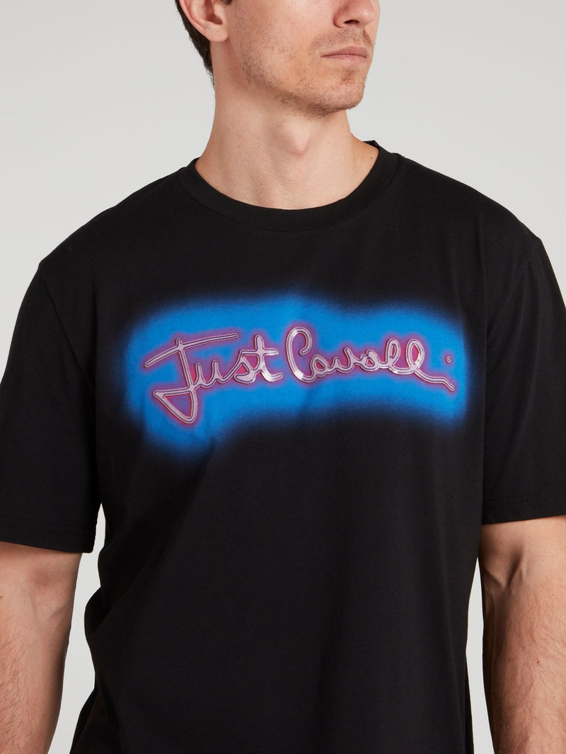 Черная футболка с логотипом и принтом