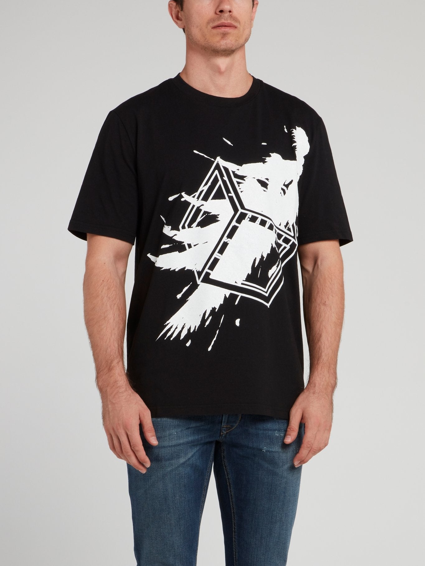 Черная футболка с рукавами до локтя и рисунком