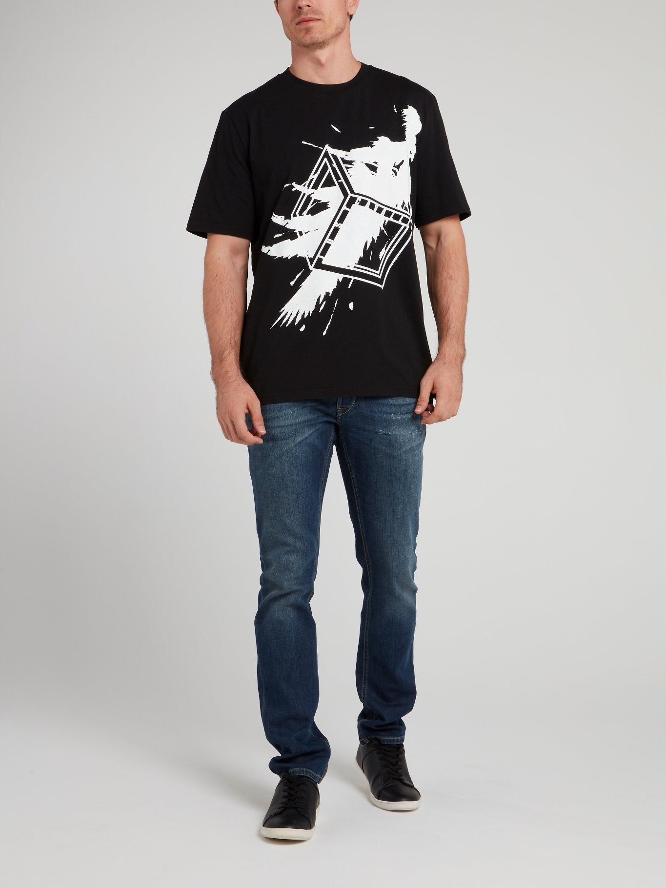 Черная футболка с рукавами до локтя и рисунком