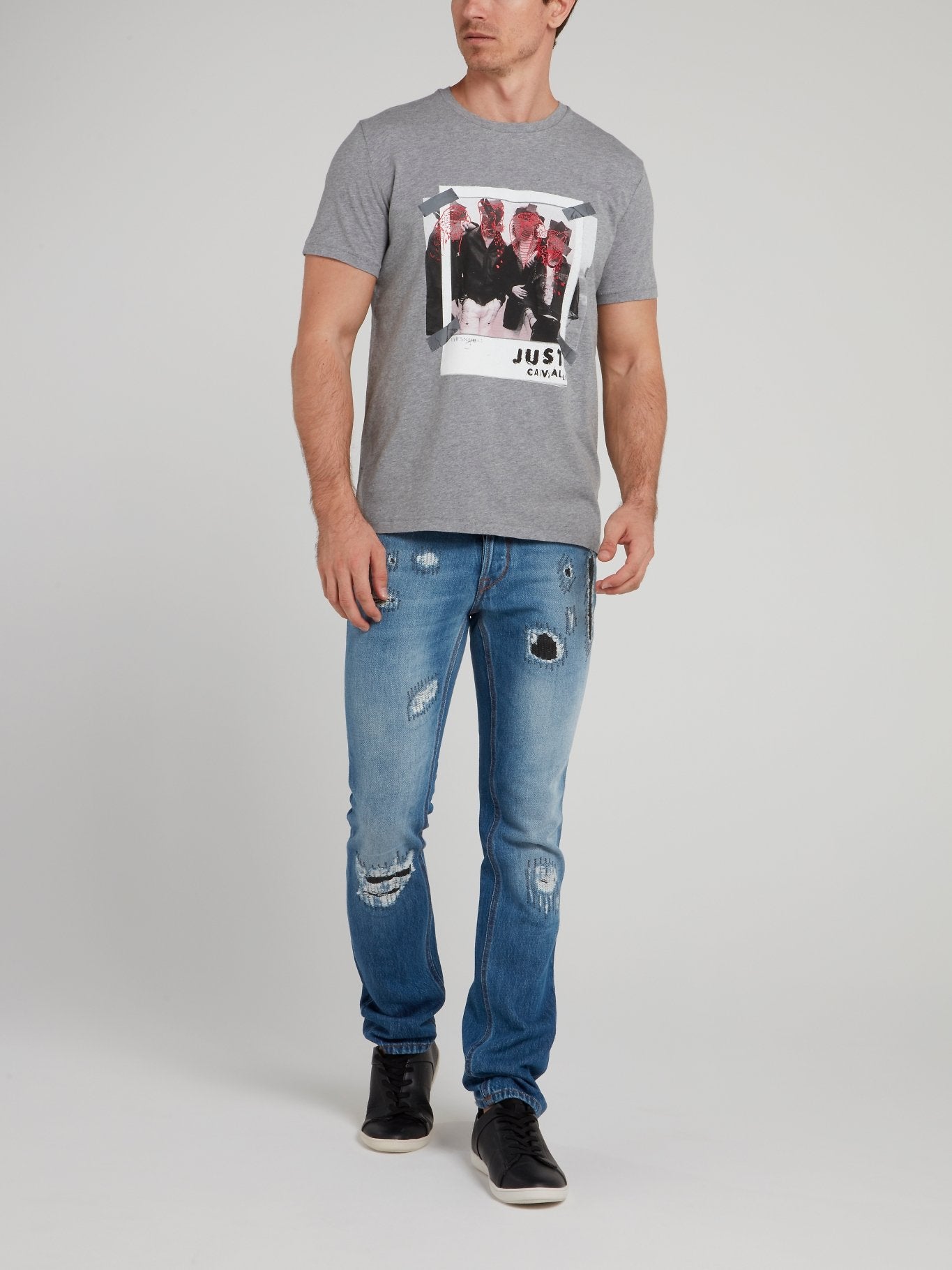 Серая футболка с круглым вырезом и рисунком