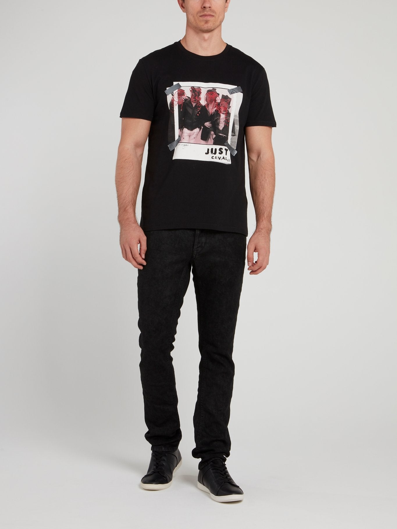 Черная футболка с круглым вырезом и графическим принтом