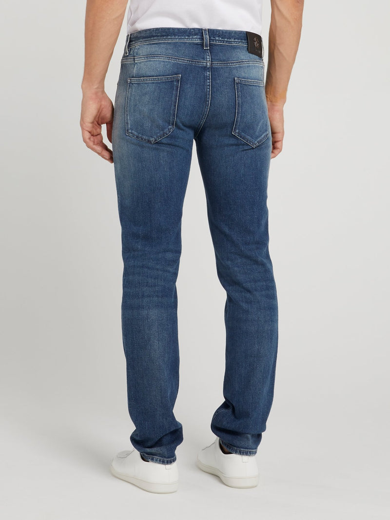 Синие джинсы с рваной отделкой