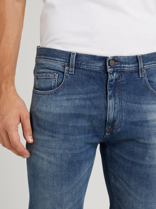 Синие джинсы с рваной отделкой