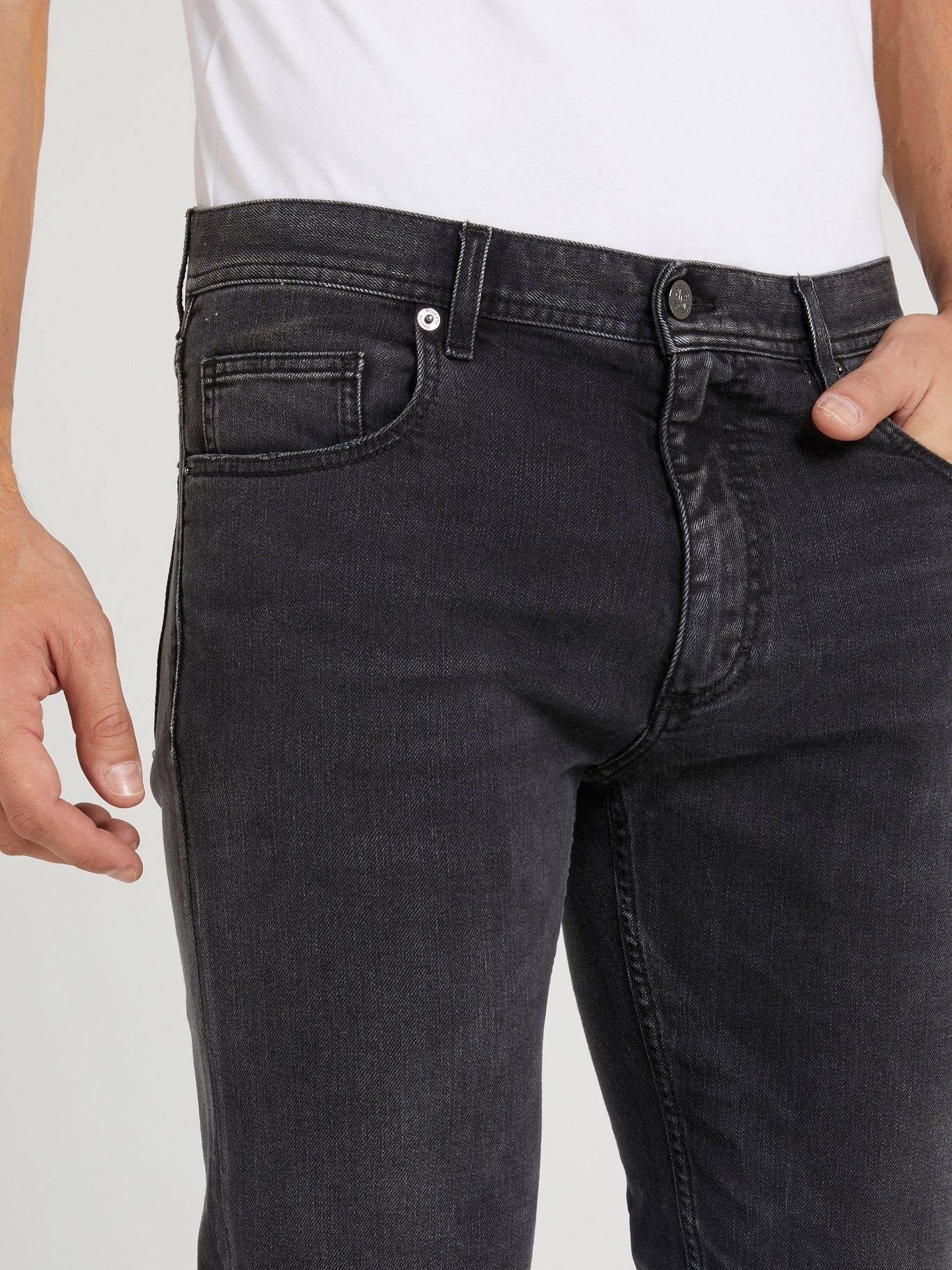 Черные джинсы с выцветшим эффектом