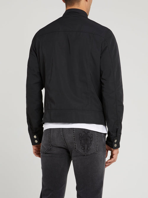 Черная куртка с застежкой на воротнике