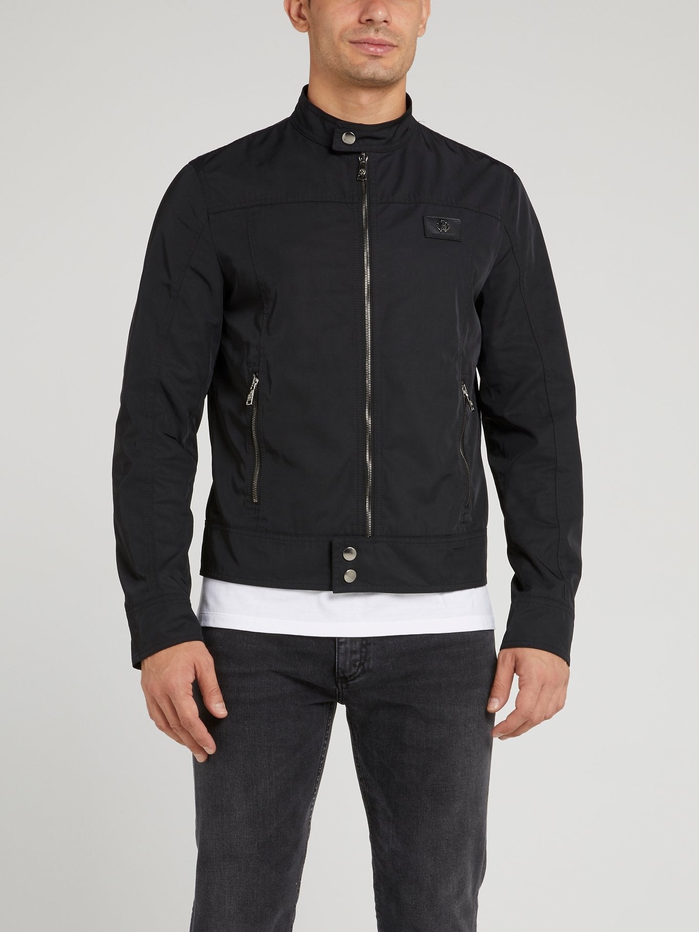 Черная куртка с застежкой на воротнике