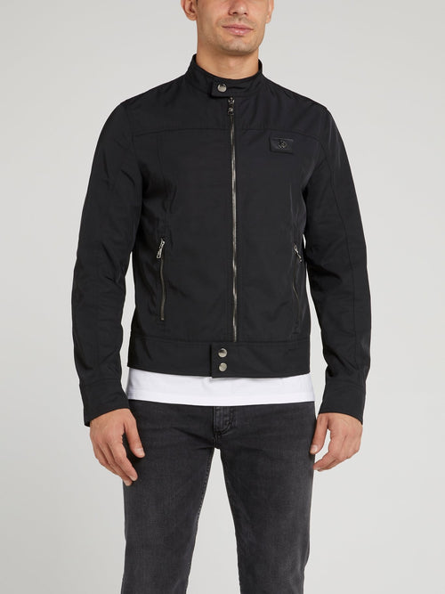 Черная куртка с застежкой на воротнике