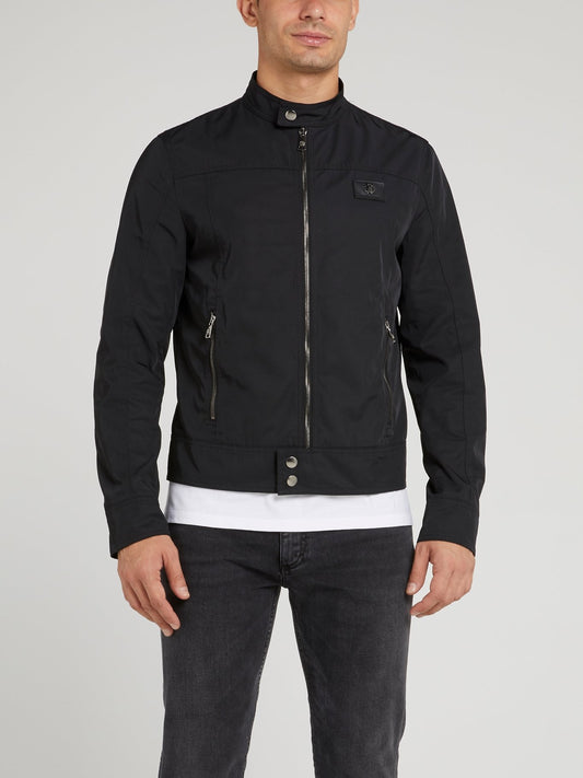 Черная куртка с застежкой на воротнике