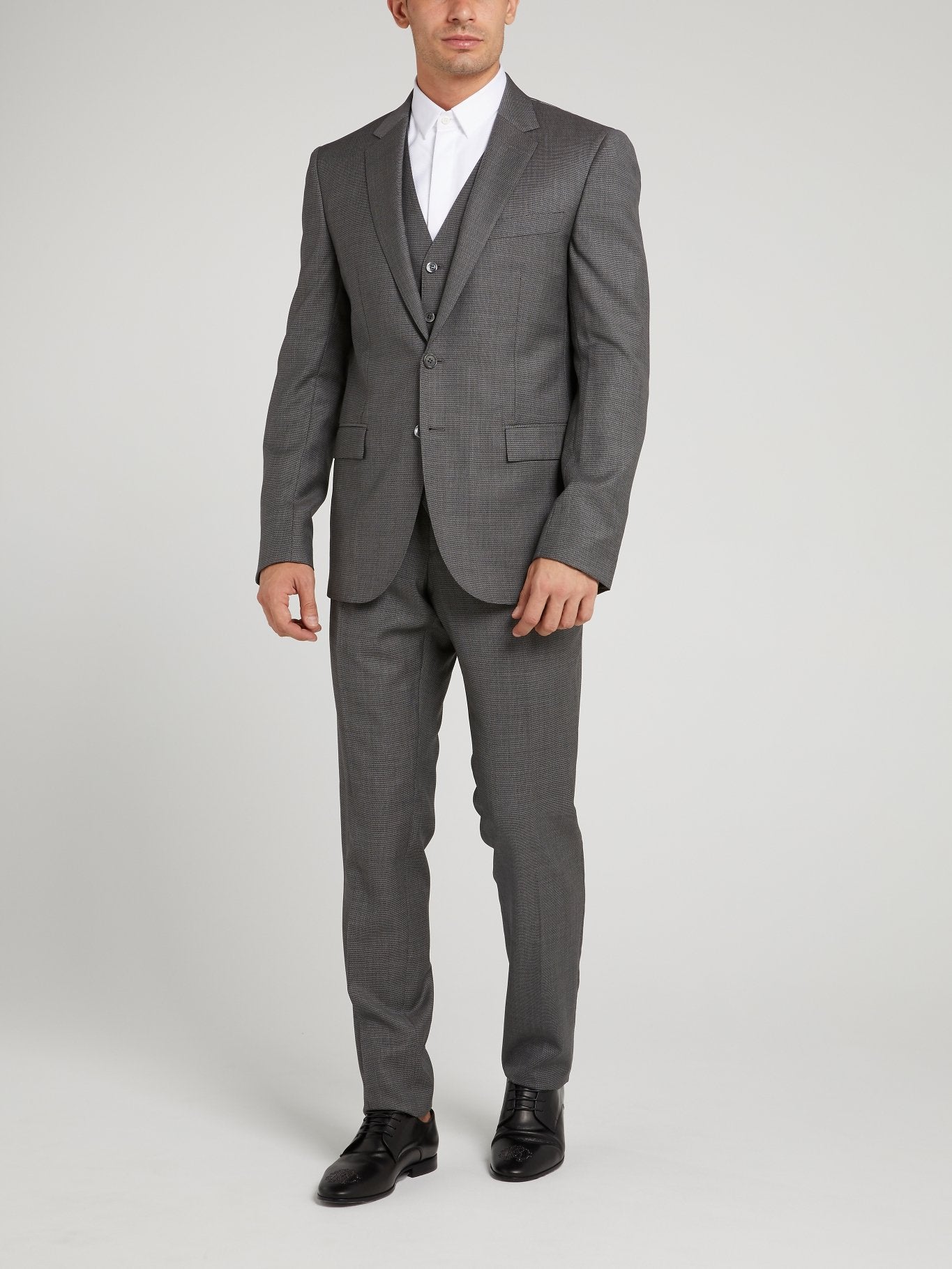 Белая классическая рубашка с длинными рукавами