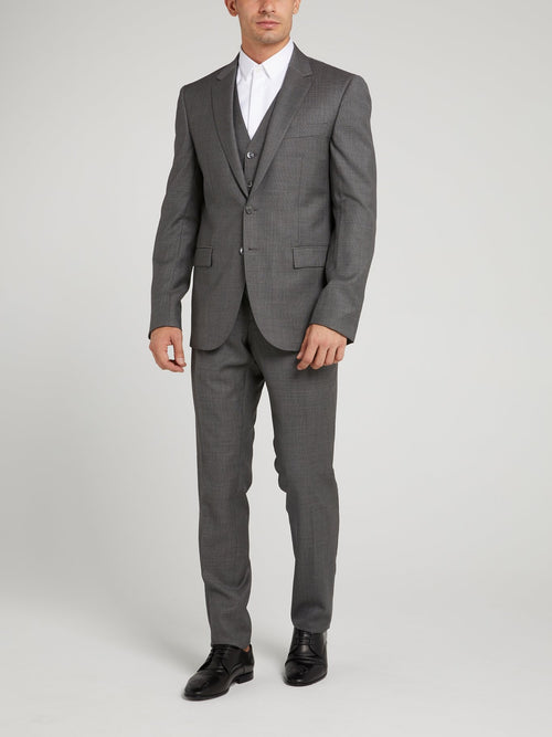 Белая классическая рубашка с длинными рукавами