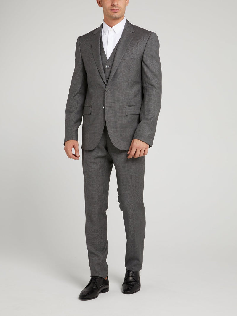 Белая классическая рубашка с длинными рукавами