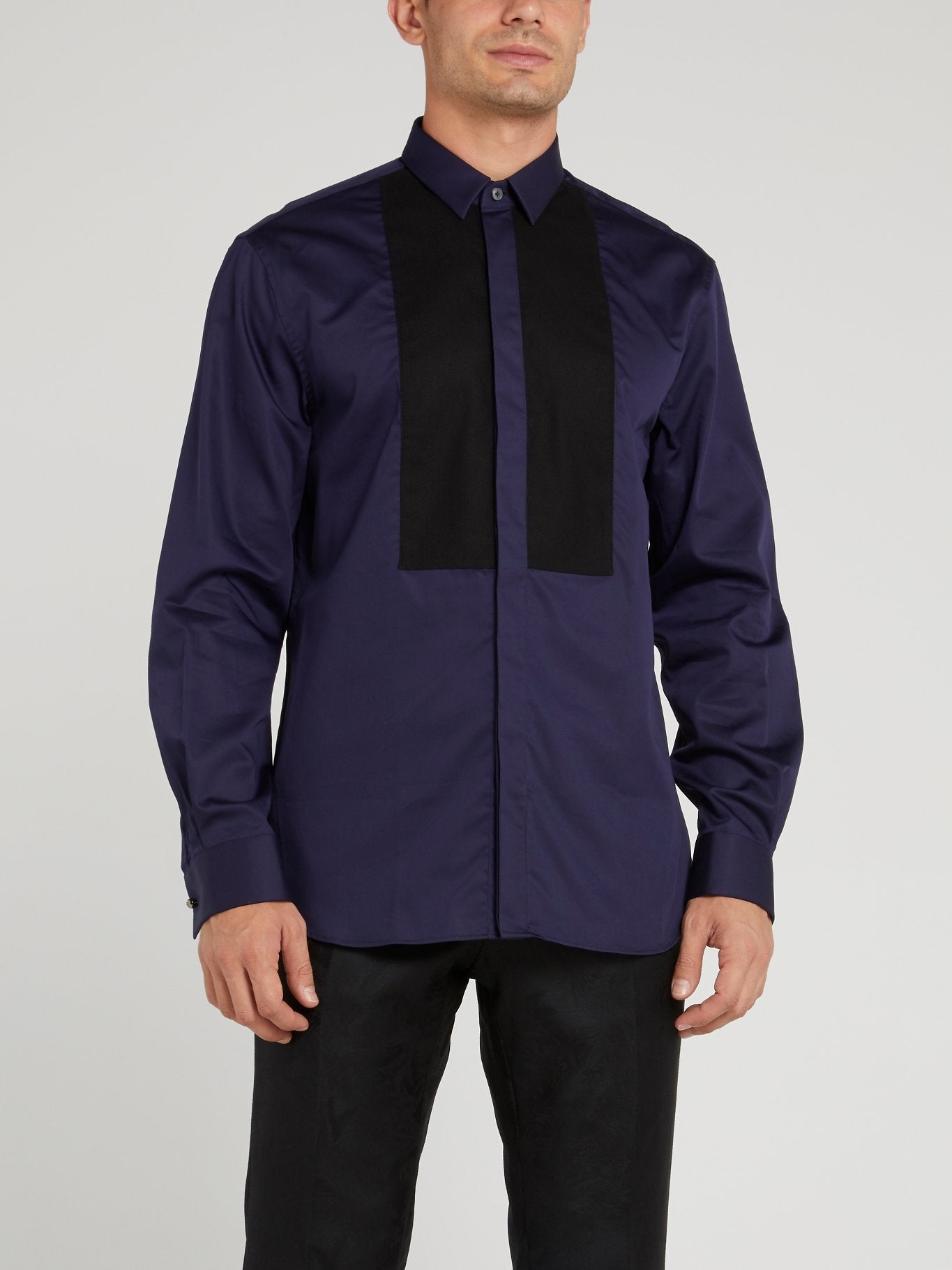 Темно-синяя рубашка с длинными рукавами и черными вставками