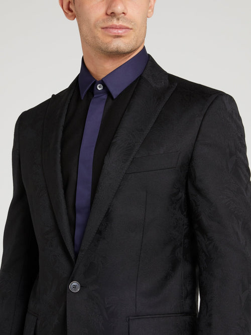 Черный костюм с однобортным пиджаком и тропическим принтом