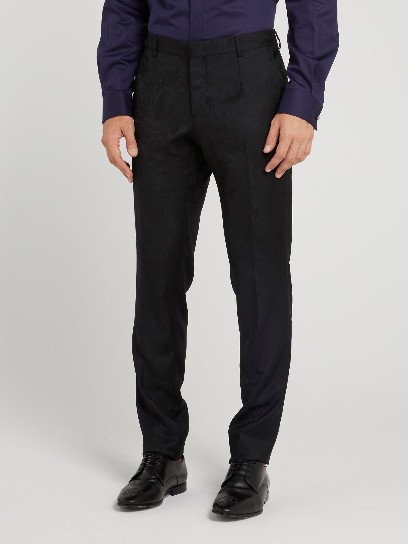 Черный костюм с однобортным пиджаком и тропическим принтом