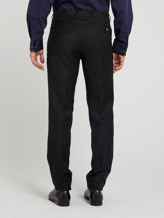 Черный костюм с однобортным пиджаком и тропическим принтом