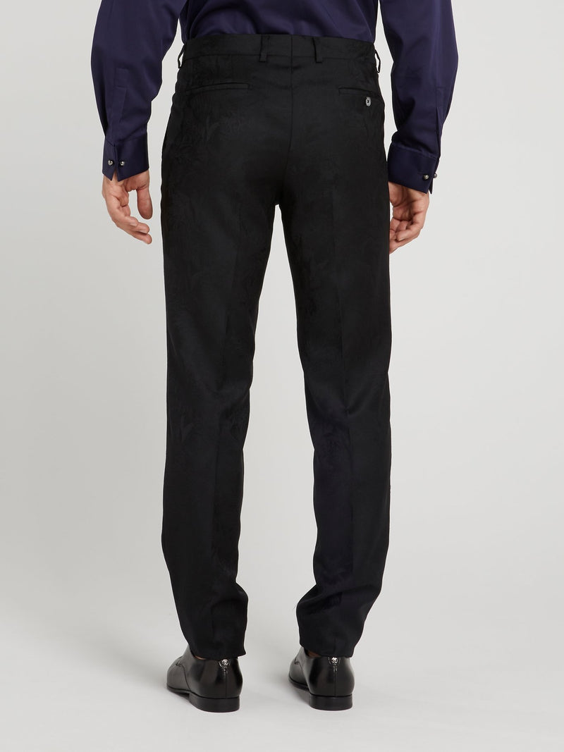 Черный костюм с однобортным пиджаком и тропическим принтом