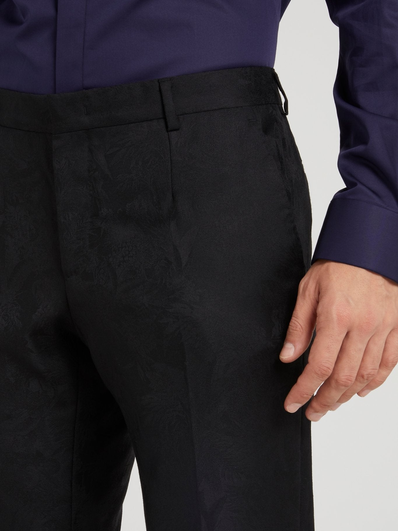 Черный костюм с однобортным пиджаком и тропическим принтом