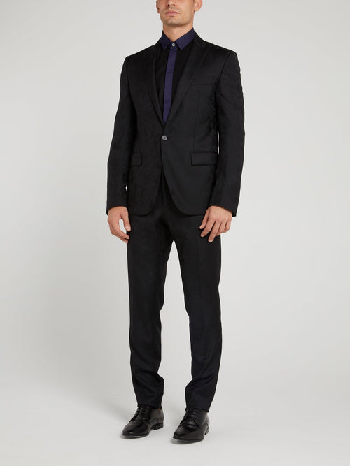 Черный костюм с однобортным пиджаком и тропическим принтом