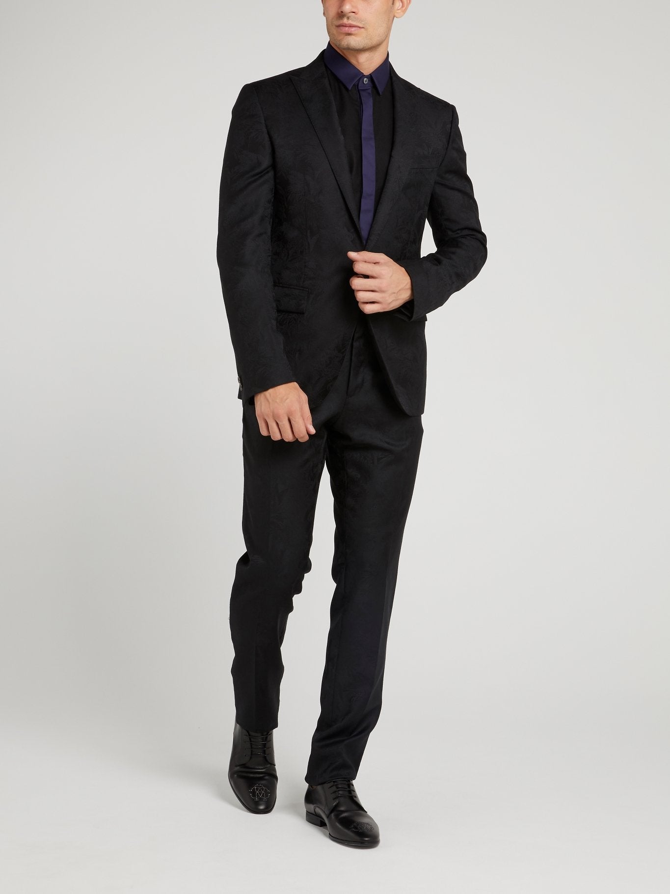 Черный костюм с однобортным пиджаком и тропическим принтом