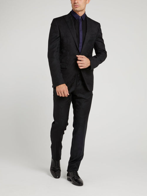 Черный костюм с однобортным пиджаком и тропическим принтом