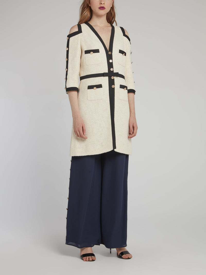 Бежевое длинное пальто с открытыми плечами