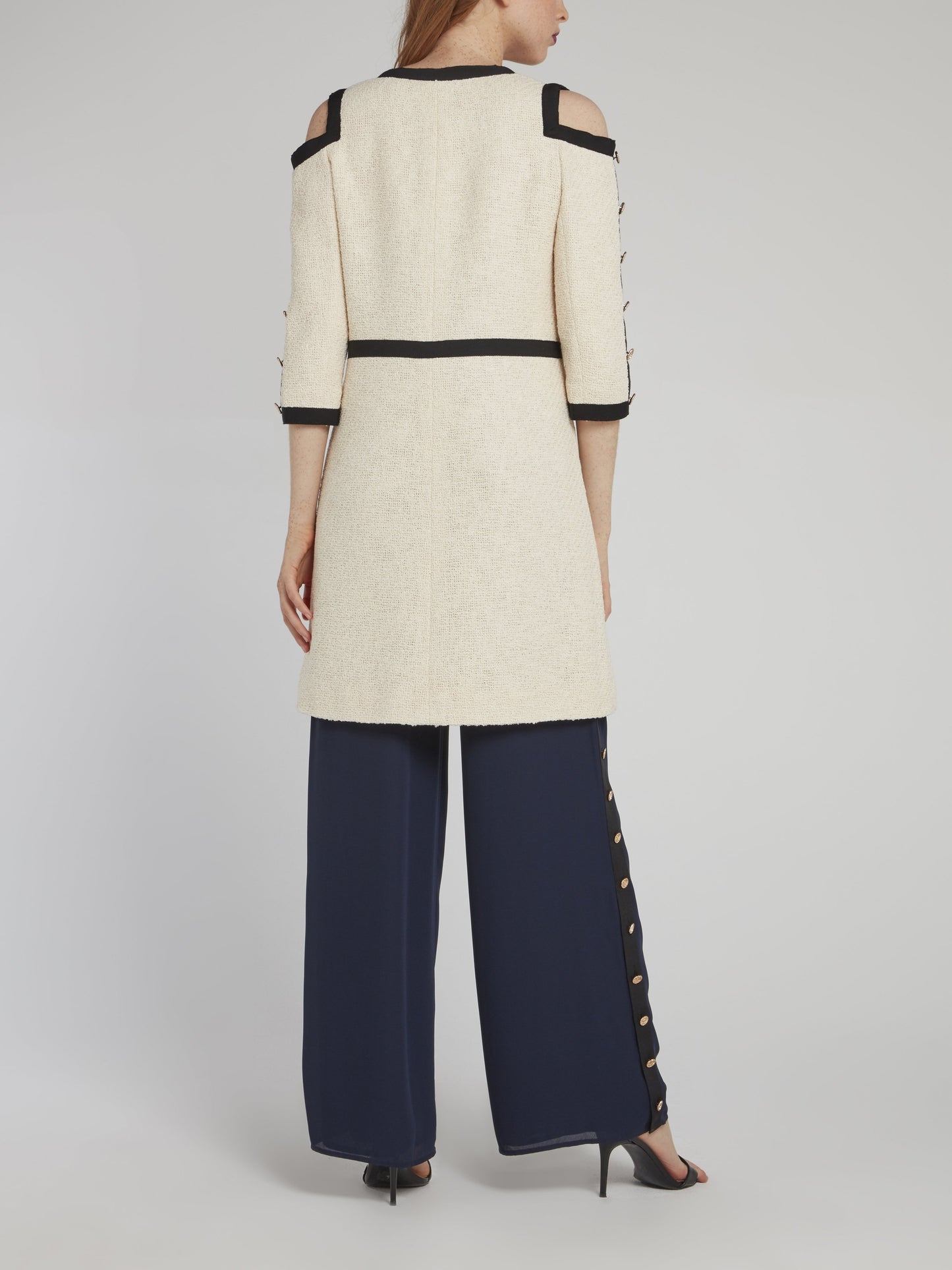 Бежевое длинное пальто с открытыми плечами