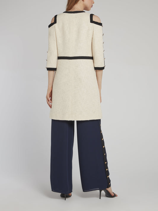 Бежевое длинное пальто с открытыми плечами