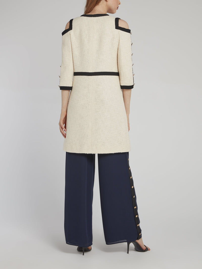 Бежевое длинное пальто с открытыми плечами